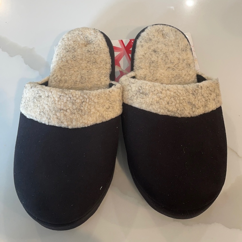 Isotoners Indoor/outdoor slippers, black, MD 6.5-7.5
